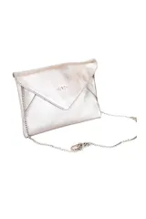 Bolso tipo sobre color plateado metalizado con diseño en forma de sobre y cierre de solapa magnética.