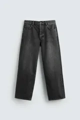 Jeans straight fit de denim de algodón color negro con efecto lavado. Cuentan con cinco bolsillos y cierre frontal de botonadura.