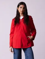 Campera impermeable marca Gallery de color rojo, con cierre frontal completo, bolsillos laterales y ajuste en la cintura. Cuenta con detalles de avíos metálicos plateados y diseño funcional con capacidad de autoguardado.