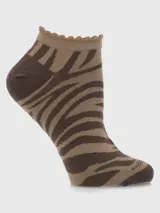 Calcetín corto de algodón con estampado animal print tipo cebra en tonos marrones y beige, con borde superior con terminación ondulada.