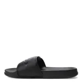 Sandalia tipo slide negra, con tira ancha ajustable mediante velcro. La tira presenta un patrón geométrico en relieve que simula el logo de Umbro.