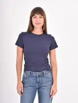 Remera de algodón de corte ajustado, con cuello redondo y mangas cortas.