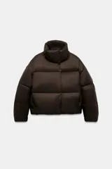 Campera puffer corta de color marrón oscuro, con diseño acolchado, cuello alto y capucha integrada. Presenta cierre frontal con botones magnéticos y mangas largas con puños elásticos.