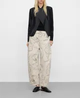 Pantalón barrel fit de denim de algodón orgánico y reciclado, con diseño estampado floral de trazos finos en tonos grises y oscuros sobre base beige. Presenta tiro medio, trabillas para cinturón, bolsillos y perneras redondeadas con costura lateral adelantada.