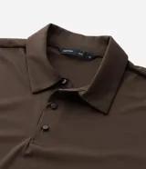Camisa polo masculina de manga corta, confeccionada en tejido técnico de poliamida con elastano. Presenta cuello inglés con cierre de botones y diseño liso en color marrón, con tecnología de secado rápido y confort térmico.