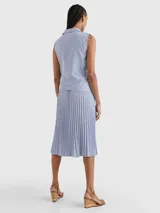 Blusa sin mangas con cuello camisero, diseño cruzado con lazo en la cintura y estampado a rayas verticales azules y blancas.