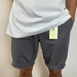 Bermuda de gabardina azul marino con bolsillos laterales y traseros.