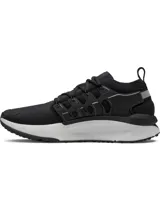 Championes Under Armour Phantom X de hombre, color negro con entresuela blanca y detalles en gris. Cuentan con parte superior de tejido transpirable, estructura de TPU en el mediopié con el logo de la marca en blanco y amortiguación de espuma.