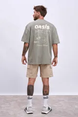 Bermuda color beige con bolsillos cargo laterales y cordón ajustable en la cintura.