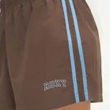 Short marrón Roxy modelo Runny con cintura elástica, tiras laterales celestes y logo bordado en celeste en la pierna.
