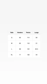 Sweater gris oscuro de punto waffle con cierre frontal, cuello alto y detalles de flores de encaje color crema en las mangas.