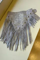 Faja de cuero marrón con detalles plateados, flecos y ojales metálicos.