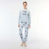 Conjunto de pijama de dos piezas compuesto por una remera de manga larga y pantalón largo. La remera presenta un estampado frontal con personajes de Disney y el pantalón tiene un estampado integral de Stitch sobre fondo celeste.