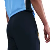 Pantalón deportivo Nike de la selección de Uruguay, modelo Strike, en color azul marino. Cuenta con cintura elástica ajustable con cordón, puños en los tobillos, el logo de Nike en blanco y el escudo de la AUF en la pierna derecha.