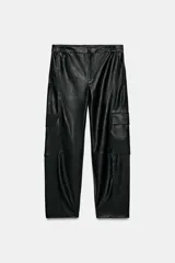 Pantalón cargo de tiro alto confeccionado en material efecto piel. Presenta bolsillos laterales con solapa, bolsillos delanteros y traseros, con cierre frontal de cremallera y gancho metálico.