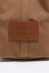 Bolso shopper grande de estructura blanda, color marrón, confeccionado en nylon con detalles de piel vacuna. Presenta doble asa de mano con cinta de tejido beige y naranja, y un logo metálico de Bimba y Lola en el frente.