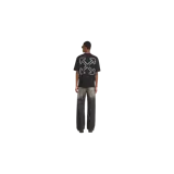 Remera negra Off-White de manga corta, corte holgado y cuello redondo, con pequeño estampado blanco del logo en el pecho.