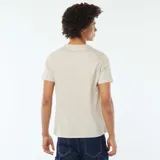 Camiseta beige de manga corta con estampado frontal con texto "New York" y dirección.