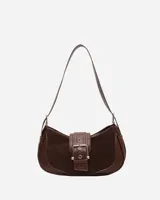 Bolso marrón con correa corta para llevar al hombro y cierre con hebilla plateada.