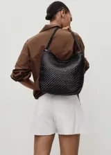 Short de tiro medio confeccionado en algodón estilo tejano, con diseño de cuatro bolsillos, cierre de botón y cremallera, trabillas en la cintura, pinzas delanteras y bajo deshilachado.