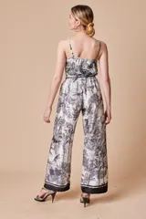 Top italiano de satén de seda estampado con motivos florales en blanco y negro, breteles finos y escote en V.