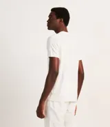 Remera slim de hombre en color blanco, con cuello redondo, mangas cortas y textura acanalada de rayas verticales.