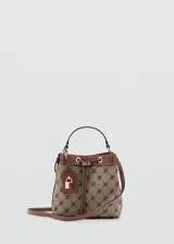 Bolso tipo bucket de diseño estampado en jacquard con detalles en marrón y herrajes dorados. Cuenta con manija de mano, correa ajustable para el hombro, cordón de ajuste superior y charm de candado colgante.
