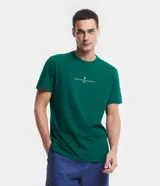 Remera de corte comfort color verde, con cuello redondo y manga corta. Presenta un pequeño estampado minimalista en el centro del pecho con la inscripción 'Nautique des Regates'.