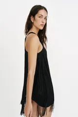 Vestido mini negro con cuello halter y diseño completamente cubierto de flecos a tono.