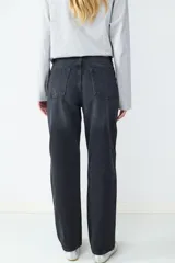 Jeans de tiro alto con corte recto, diseño clásico de cinco bolsillos y cierre frontal con cremallera y botón metálico.