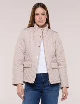 Campera capitoneada color beige con diseño de rombos, cuello alto, bolsillos frontales con solapa y cierre frontal con cremallera y botones a presión dorados.