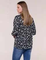 Camisa de gasa estampada con diseño animal print, cuello con solapa, escote en V, cierre frontal con botones y mangas largas, de la marca Ninety Clothing.