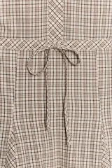 Vestido midi tipo camisero con estampado de cuadros, cuello solapa, manga corta con puño abotonado y cintura ajustable con lazada. Presenta detalle de godets en la falda y cierre frontal con botones ocultos.