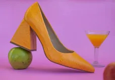 Zapatos de tacón color fucsia con textura croco, punta fina y tacón cuadrado forrado en cuero.