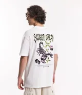 Remera de corte relajado, confeccionada en algodón, con cuello redondo y manga corta. Presenta un estampado frontal con la inscripción 'Sweet Dream' en estilo gótico y un estampado de escorpión en la espalda.