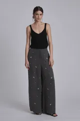 Blusa negra de punto con escote en V y tirantes anchos.