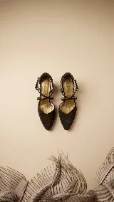 Zapato de tacón ancho de 5 cm, confeccionado en tela de tapicería resistente color negro. Presenta un diseño con escote en V y tiras cruzadas en diagonal con cierre de hebilla en el tobillo. Cuenta con forro y plantilla de cuero.