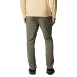 Pantalón chino Columbia modelo Sage Peak, color verde militar, con tecnología Omni-Shield que repele líquidos y manchas. Cuenta con bolsillos laterales, bolsillos traseros, presillas para cinturón y corte de pierna recta.