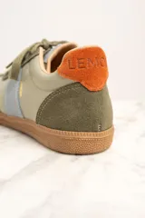 Zapatillas deportivas bajas de cuero color verde con detalles en verde oliva y celeste.