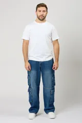 Jean baggy cargo azul de corte amplio, con múltiples bolsillos laterales tipo cargo en las piernas y diseño relajado.