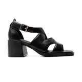 Sandalias negras con tiras cruzadas, hebilla al tobillo y taco bajo cuadrado.