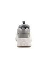 Championes Cat modelo Intruder Lite, color gris con suela chunky blanca. Diseño robusto con paneles de gamuza y cuero sintético, cordones blancos y logo de la marca en el lateral.