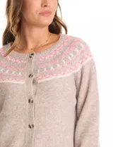 Cardigan de tejido suave en color beige, con diseño Fairisle en la parte superior del pecho en tonos rosado y gris. Presenta cuello redondo, cierre frontal con botones y mangas largas con puños acanalados.