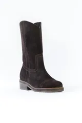 Bota de caña media confeccionada en cuero gamuzado color negro, con costuras a la vista en tono contrastante. Presenta un detalle de cadena metálica plateada con dijes colgantes en forma de llaves y candados alrededor del tobillo. Cuenta con un taco cuadrado de madera y suela de goma.