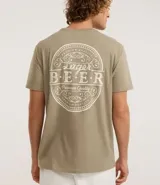 Remera color caqui de algodón con cuello redondo y manga corta. Estampa frontal y trasera con la frase "Larger Beer".