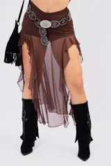 Pollera midi de tul color bordó con transparencias, diseño de volados asimétricos y culotte incorporado.