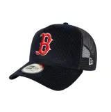 Gorra Trucker New Era de los Boston Red Sox en color negro, con frente de pana y parte trasera de red. Cuenta con visera curva y el logo del equipo bordado en el frente en tonos rojo y blanco.