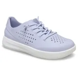 Championes Crocs modelo InMotion Pacer, de color lila con suela blanca. Cuentan con diseño de cordones elásticos y perforaciones laterales para mayor ventilación.