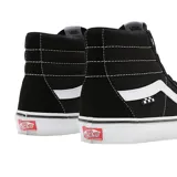 Championes Vans modelo Skate SK8-HI de caña alta, color negro con la icónica banda lateral en blanco. Presentan costuras reforzadas, suela de goma vulcanizada con diseño waffle y etiqueta de la línea Skate en el lateral.