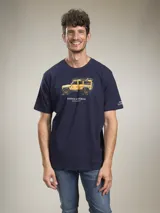 Remera azul marino de algodón con estampa de un Land Rover Defender amarillo y texto "Benson & Thomas Creative Archive".